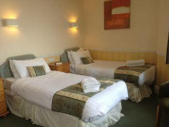 Monarch Hotel 2*